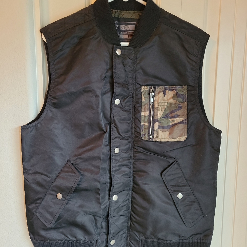 Forever 21 Men Large Black/Camo Vest